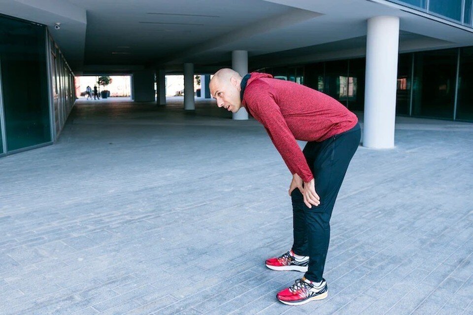     Нельзя накидываться на ЗОЖ, как голодному на хлеб. Суставы не любят ни долгого простоя, ни интенсивной нагрузки. Фото: freepik.com