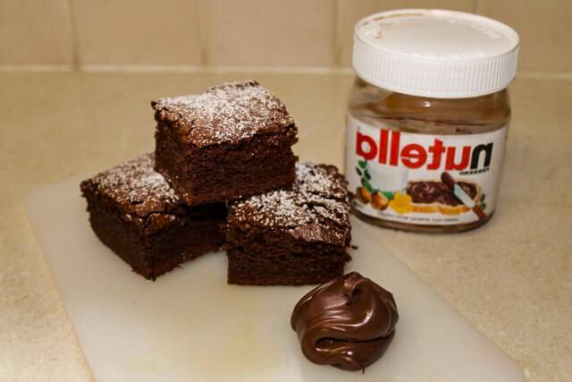 Пирожный и ореховый спред на фото