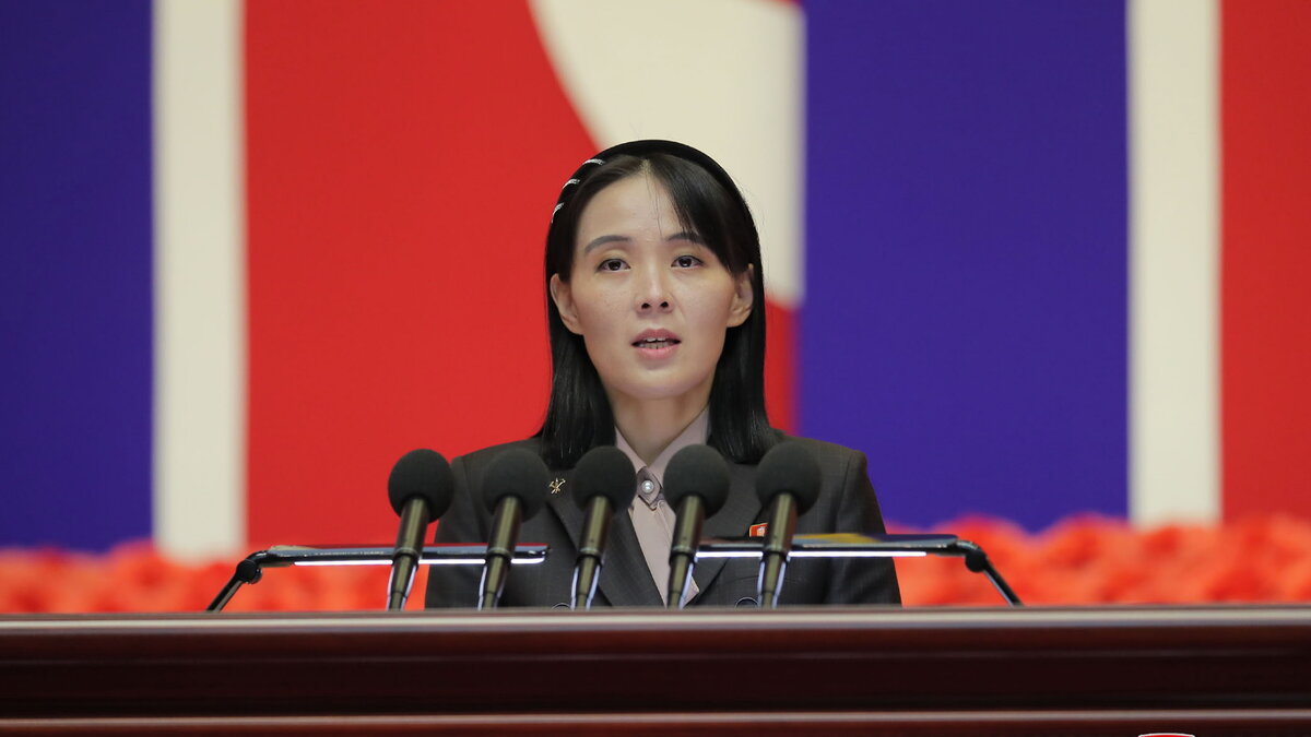    HANDOUT - 10.08.2022, Nordkorea, Pjöngjang: Diese von der staatlichen nordkoreanischen Nachrichtenagentur KCNA am 14.08.2022 zur Verfügung gestellte Aufnahme zeigt Kim Yo Jong, Schwester des nordkoreanischen Machthabers Kim, während eines nationalen Treffens gegen das Coronavirus. In einer ersten Reaktion hat Nordkorea neue Vorschläge der südkoreanischen Regierung für wirtschaftliche Hilfen im Tausch gegen seine atomare Abrüstung als absurd zurückgewiesen. Die Ablehnung erfolgte in Form einer Erklärung der einflussreichen Schwester des nordkoreanischen Machthabers Kim, Kim Yo Jong, die den südkoreanischen Präsidenten Yoon wegen seines Vorstoßes in scharfem Ton anfeindete und ihn als «richtig simpel und noch kindisch» bezeichnete. Foto: -/KCNA/KNS/dpa - ACHTUNG: Nur zur redaktionellen Verwendung und nur mit vollständiger Nennung des vorstehenden Credits +++ dpa-Bildfunk +++ kievb