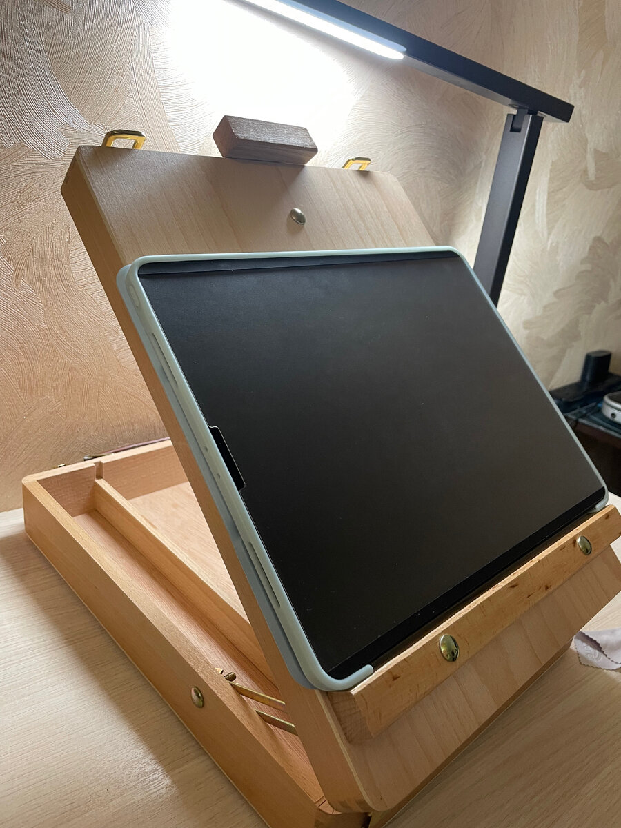 Как то придумала и приспособила мольберт дочери для айпада )), шея сказала: "спасибо"