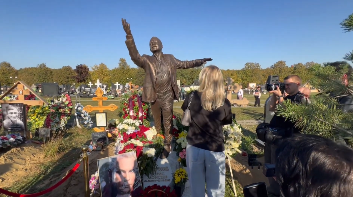 В Москве прошла церемония открытия памятника Борису Моисееву. Её приурочили к дню памяти певца - его не стало ровно год назад по причине инсульта. На тот момент Моисееву исполнилось всего 69 лет.-2