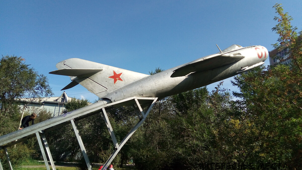 Днем самолет постоянно облеплен местной детворой. Сделать снимок, чтобы кто-нибудь не попал в кадр, весьма проблематично 