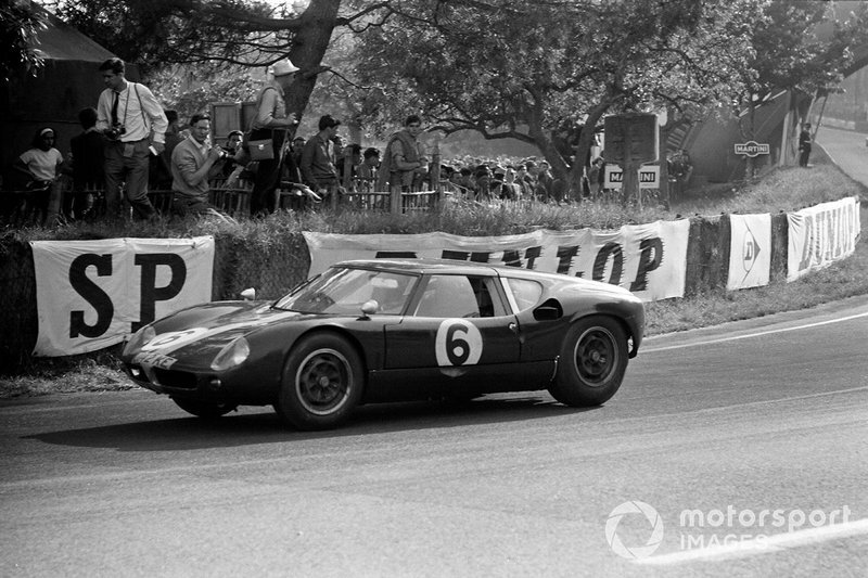 Lola Mk. 6 по ходу в гонки в Ле-Мане. Кстати, оба пилота этого экипажа – и Дэвид Хоббс, и Ричард Этвуд – позже будут выступать на прототипах марки Ford