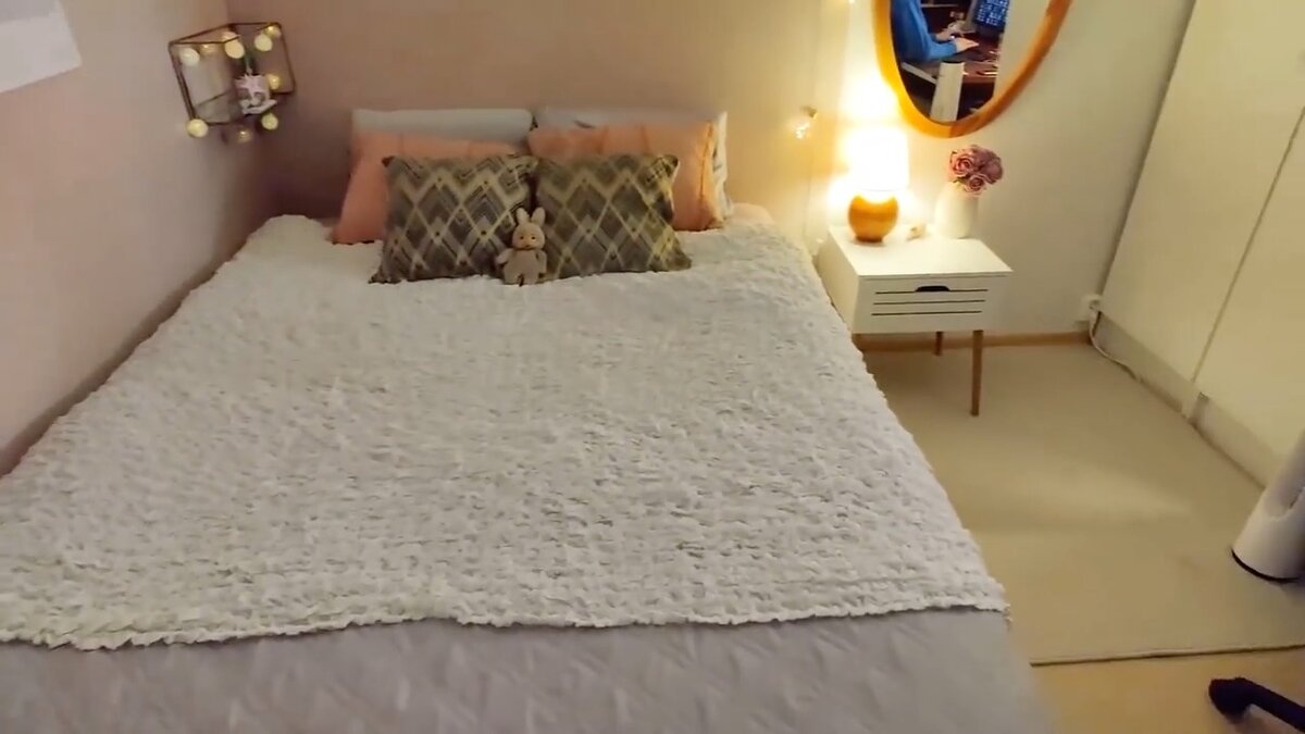 Кровать без какого-то красивого изголовья, зато с отличным основание и хорошим матрасом