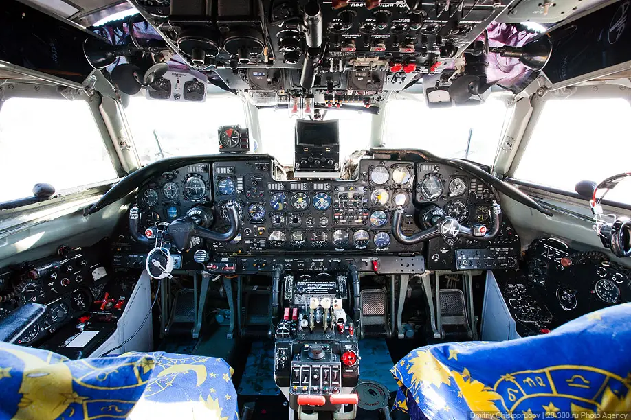 Управление самолетом ан. АН 24 кабина. АН 26 кабина. АН-24рв кабина. АН 26 кабина пилотов.