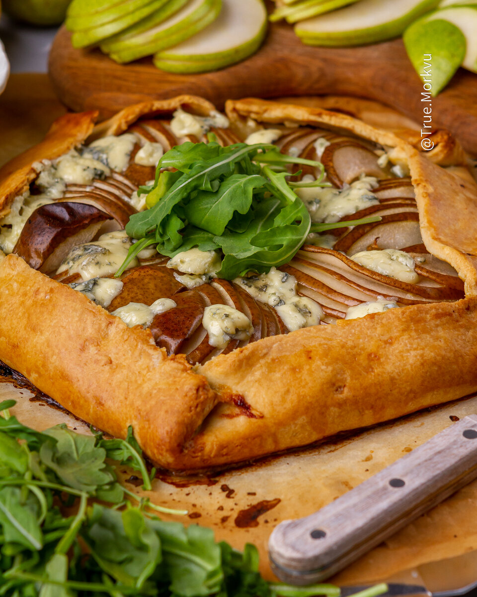 Пикантный пирог с грушей🍐 и голубым сыром🧀 