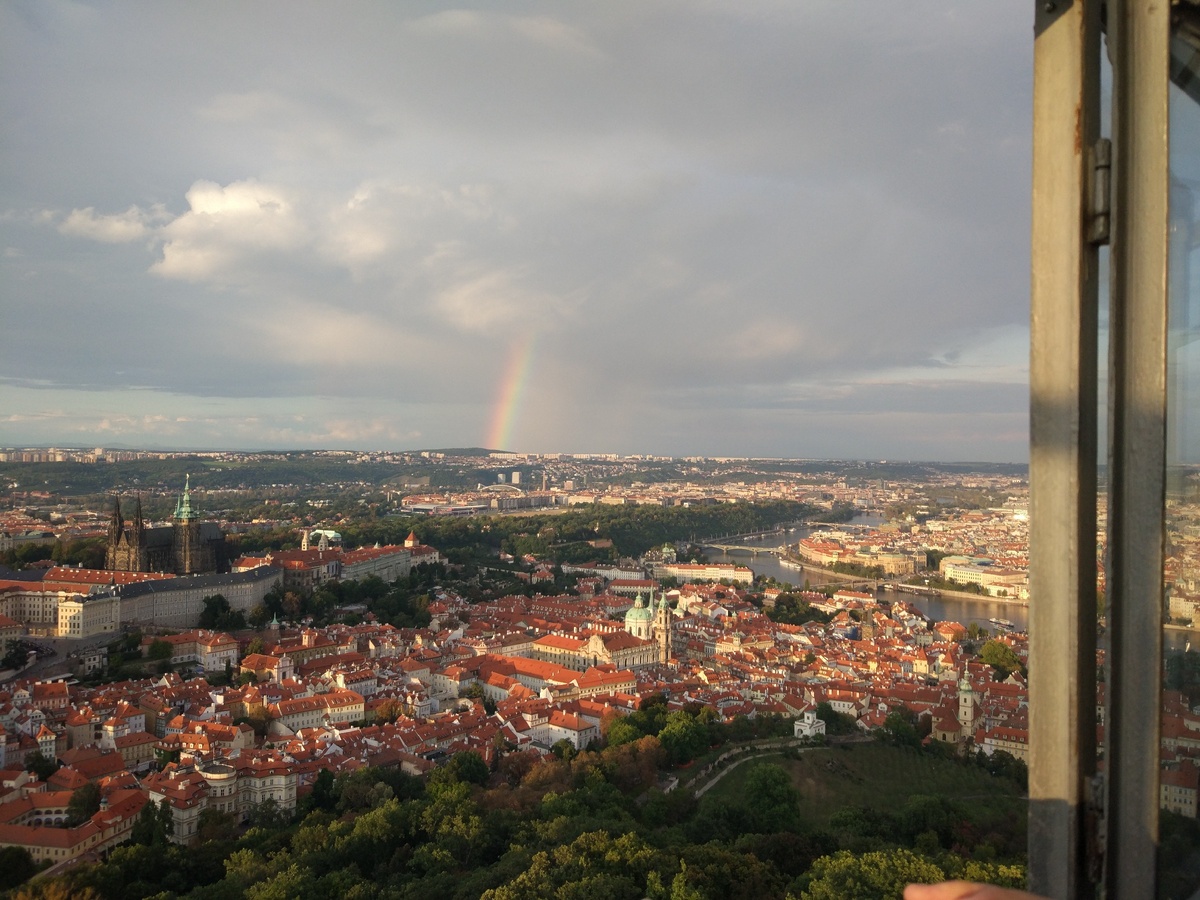 Вид на Прагу со смотровой площадки Петршинской башни. 