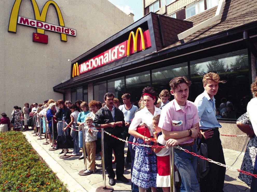 Первый ресторан макдональдс в Москве 1991 год. Первый ресторан макдональдс в Москве. Макдональдс Москва 1990 персонал. США макдональдс 1990.