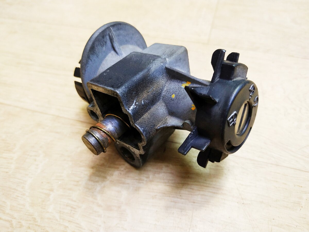 Замок зажигания мотоцикла.