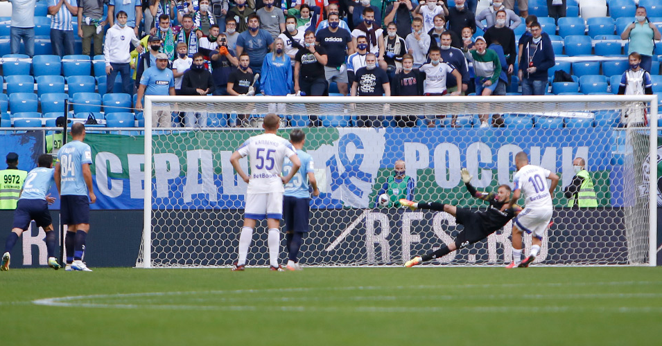 Р.Алвеш с пенальти забивает победный гол в матче. Фото из интернета.