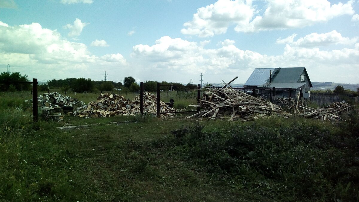 Дрова переробатываю на соседнем участке возле дачи , на котром планирую строить постоянный жилой дом,