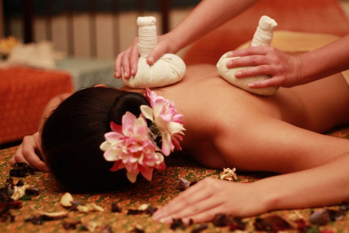 Thai spa. Тайский Арома Ойл массаж. Пинда сведана. Массаж травяными мешочками. Тайский массаж травяными мешочками