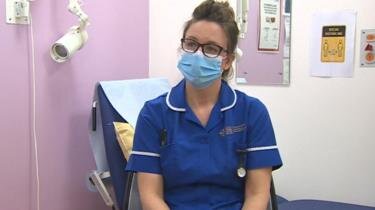 Медсестра Колетт Хьюз сказала, что клиники вакцинации будут выглядеть иначе из-за дополнительных мер безопасности.