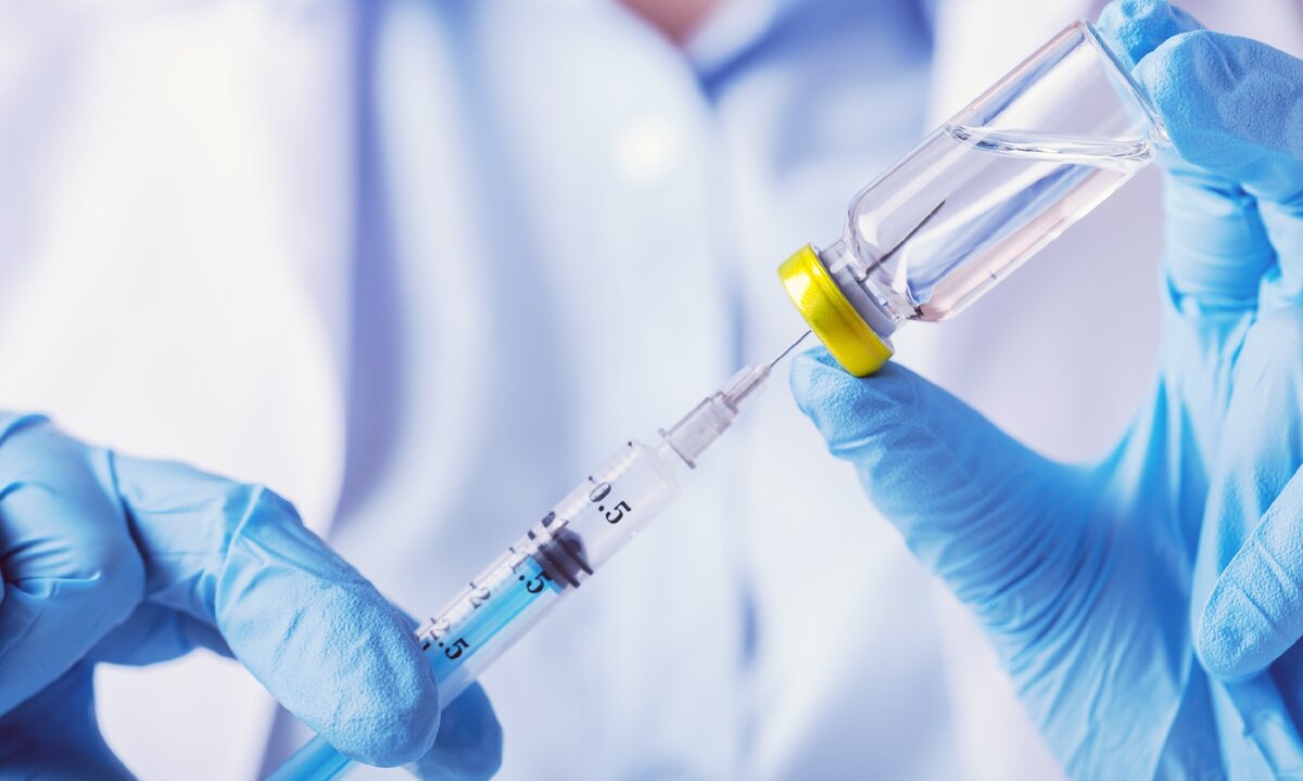 Она сопровождается повышением температуры тела, недомоганием, общим ухудшением самочувствия: иммунной системе нужны ресурсы, и обеспечивать хорошее самочувствие во время локальной войны она не может.