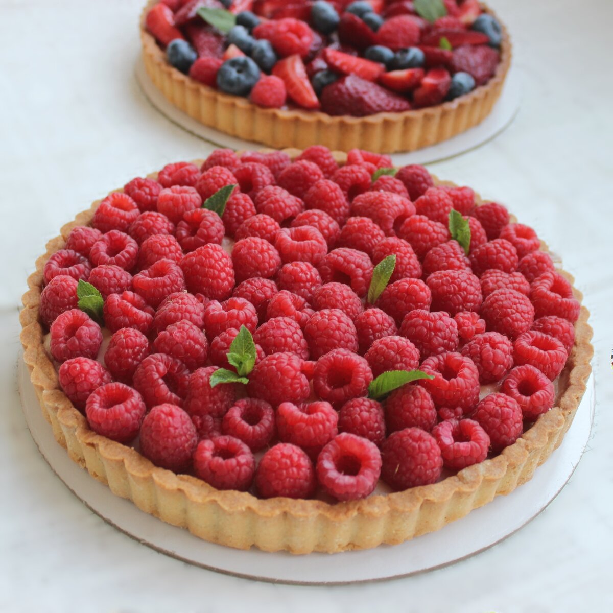 Тарт можно наполнить малиной.