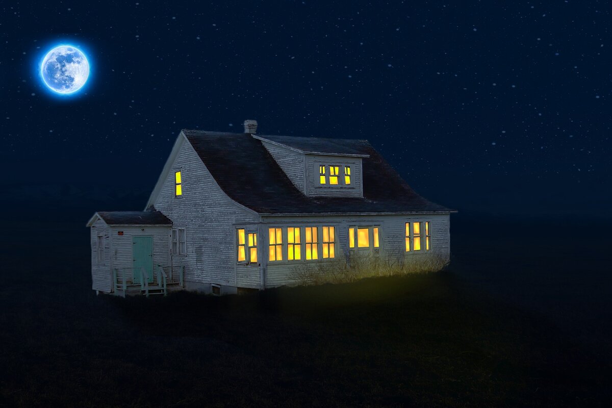 Лунный домик. Лунный свет в доме. Дома освещенные луной.