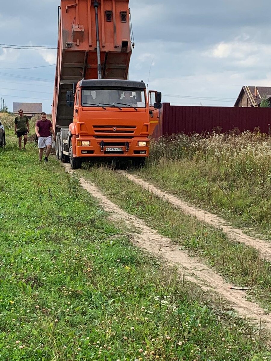 Жители не только сами облагородили самый активно используемый въезд, но и подсыпали дороги, где того требовала ситуация