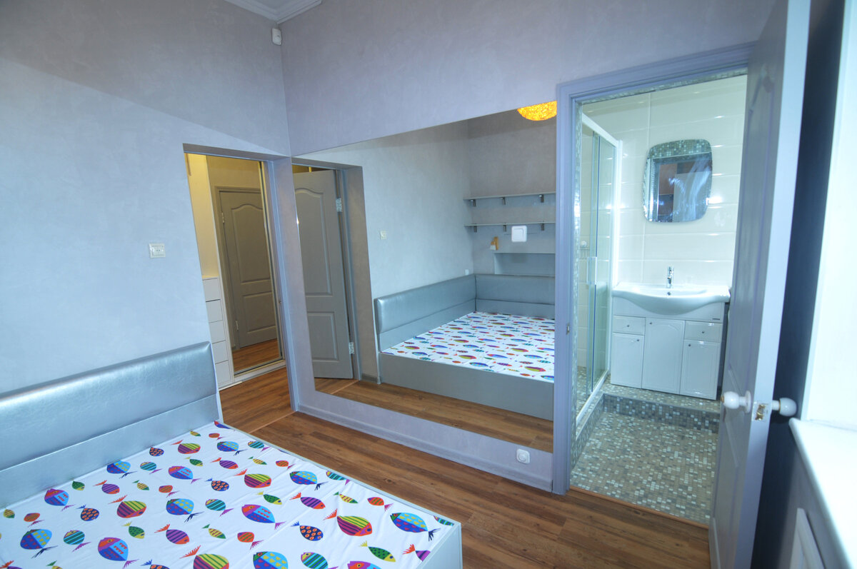 на этом фото - каркас кровати выполнен из ДСП.  Мы добавили мягкое изголовье для создания уюта и комфортной посадки. Функцию тумбочек выполняют полки в нише над изголовьем.