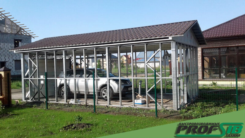 Каркас гаража в сборе, установлены подъемные ворота.