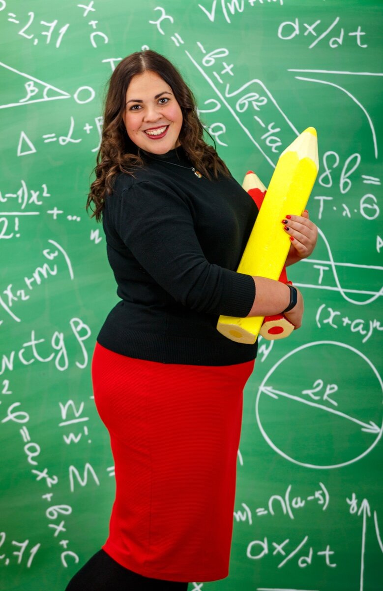 Анастасия всегда видела школу только с хорошей стороны. Ее сайт по просветительской деятельности в 2014 году был назван лучшим сайтом в России, а с 2018 года Анастасия ведет свой блог, который уже сейчас набрал более 10 тысяч читателей среди взрослых и детей. В нем она рассказывает не только об учительских историях, но и о полезных идеях в педагогики и воспитании. Педагог с большой буквы считает, что причин любить школу и ходить на уроки с удовольствием  - масса. Вот лишь некоторые из них. 