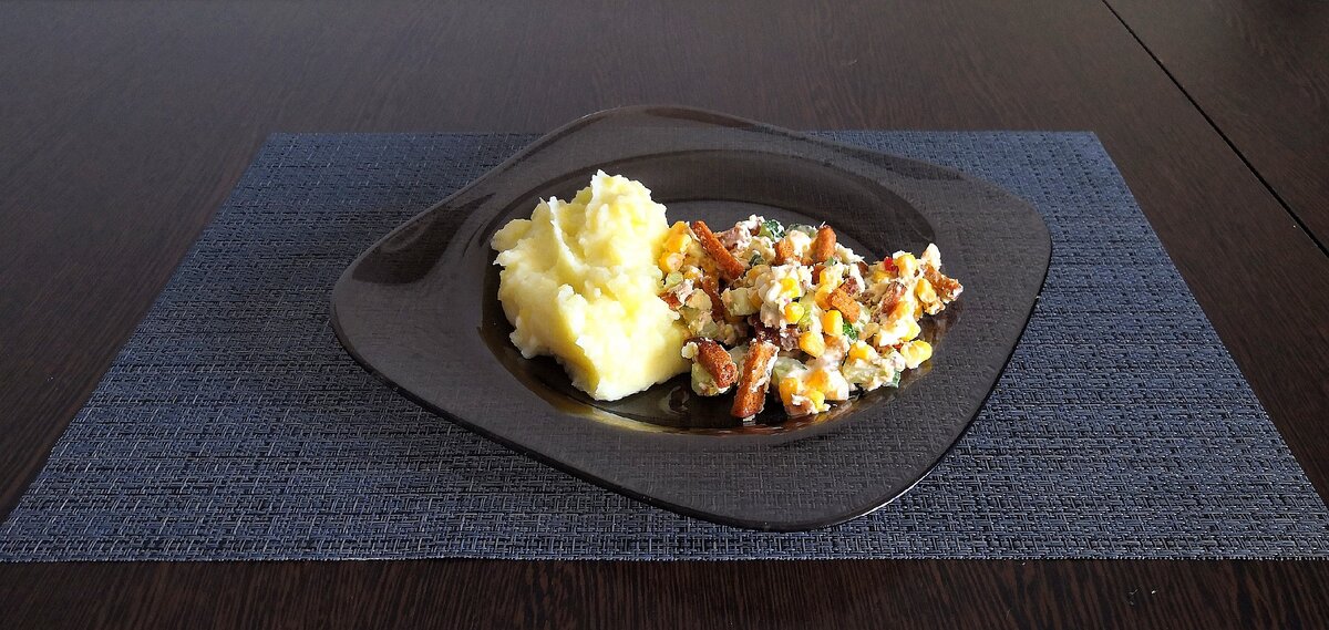 Вариант подачи с картофельным пюре. 