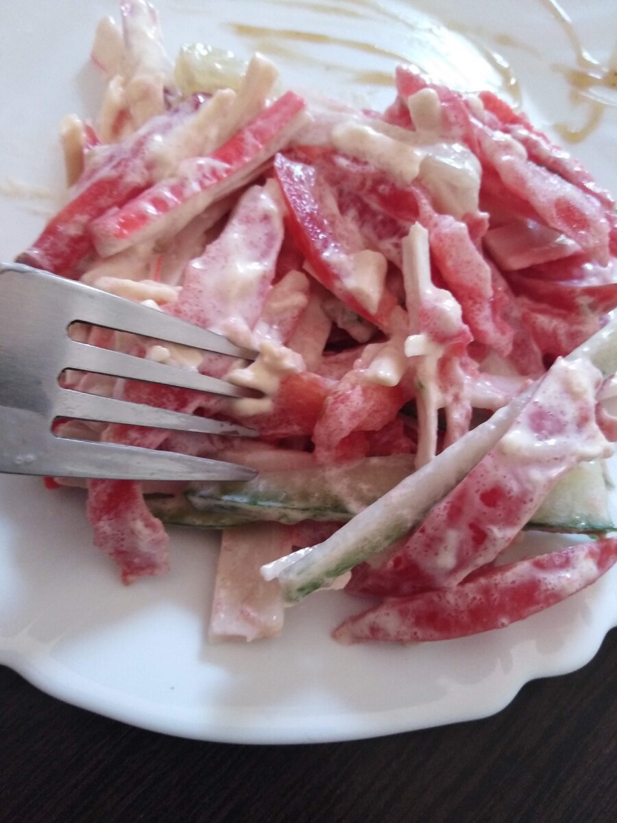 Салатик (огурец, помидор, сыр, майонез)