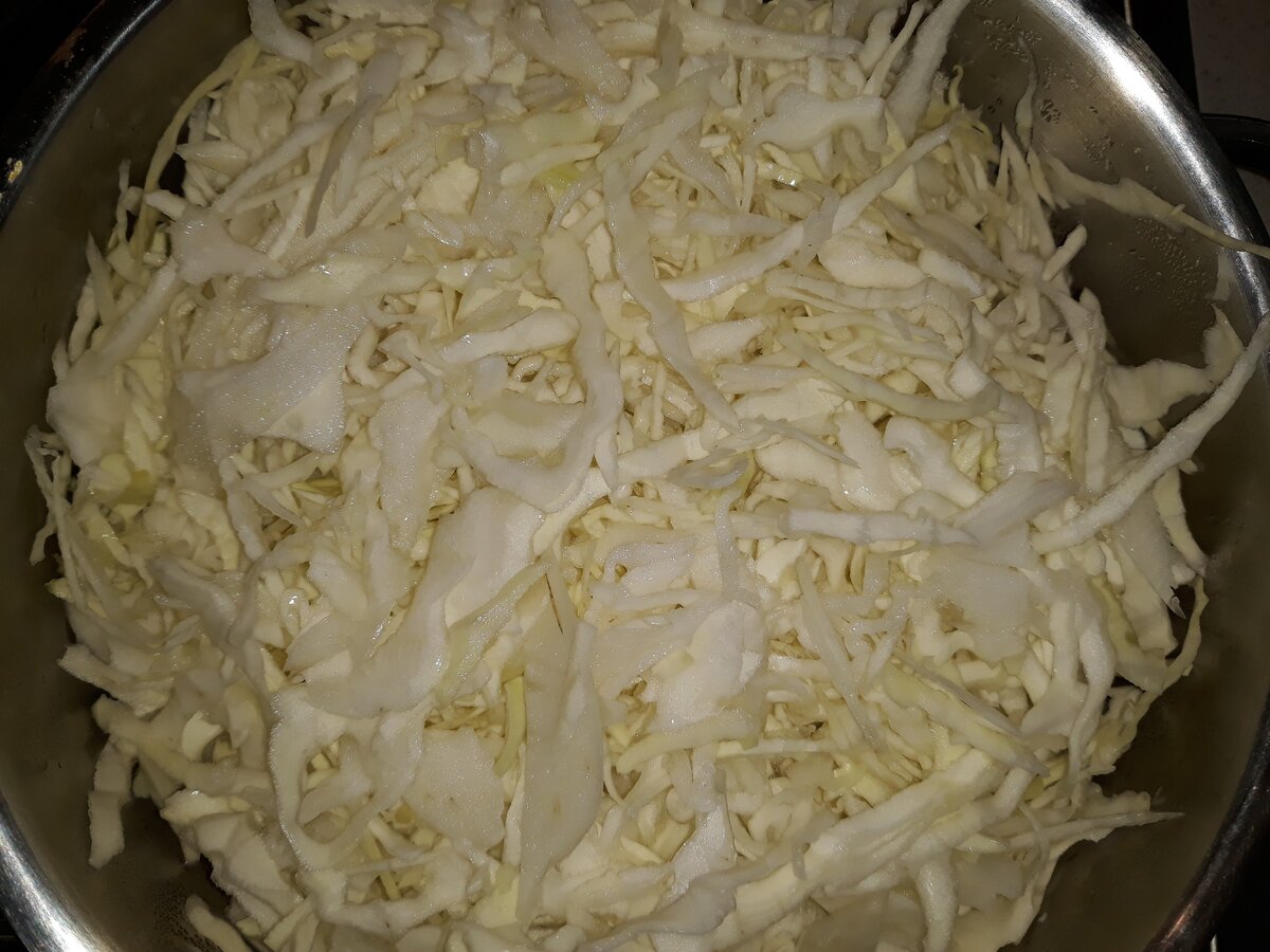 Выкладываем нашинкованную  капусту