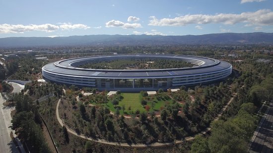 Apple Park в Купертино - штаб-квартира Apple, стоимость - более 4 млрд долларов