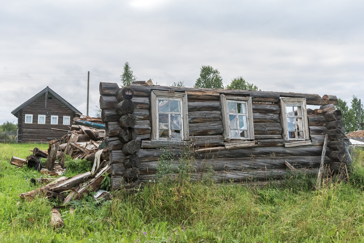 От большинства домов в Бережной Дуброве остались лишь рассыпавшиеся и сгнившие срубы