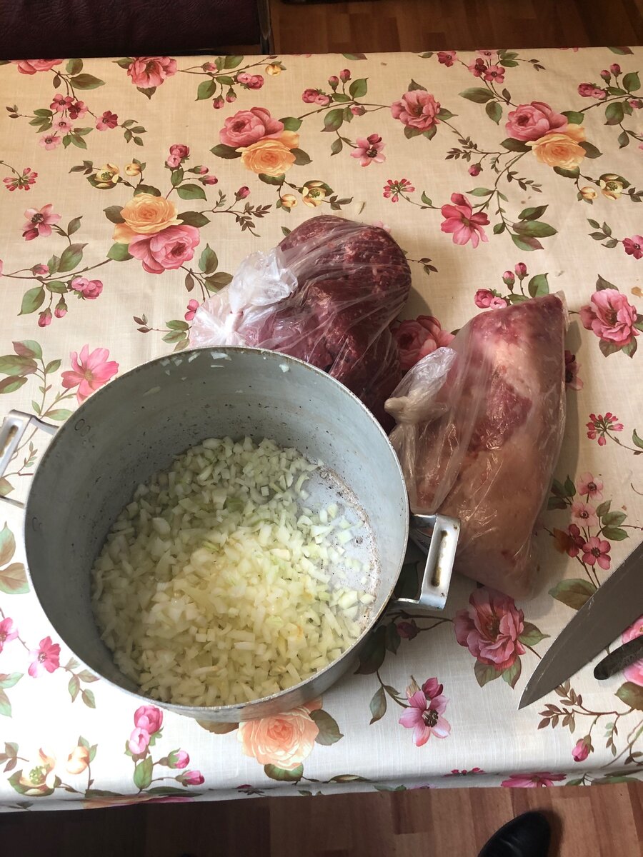 Никогда не покупаю готовый фарш. Выбираю кусок, и прошу прокрутить. 