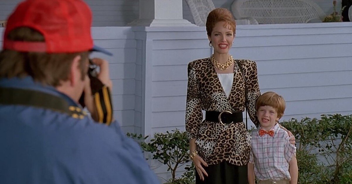 Один из тех фильмов, который получил высокие оценки на территории СНГ, и низкие в США. Бен Хили и его жена Фло, стремящаяся пробиться в высшее общество, усыновляют Джуниора, прелестное и забавное семилетнее дитя. Однако вскоре они убеждаются, что их приемный сын — самый отпетый хулиган.