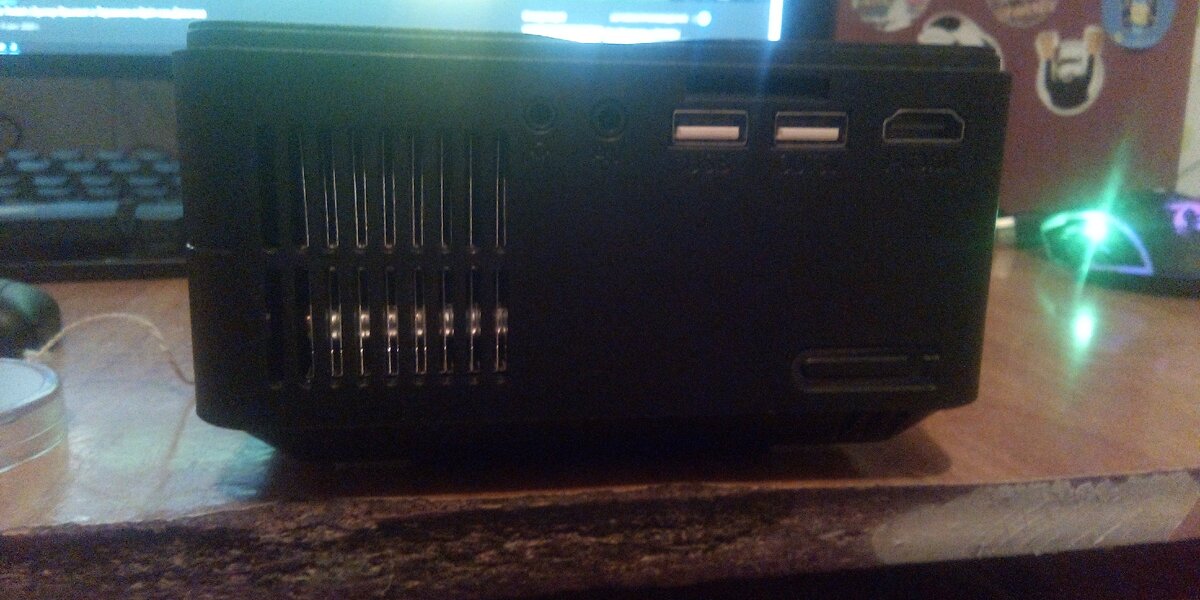 Вид справа, разъем 3,5mm audio, AV-разъем, USB 2.0, OUT на 5V  и HDMI выход.