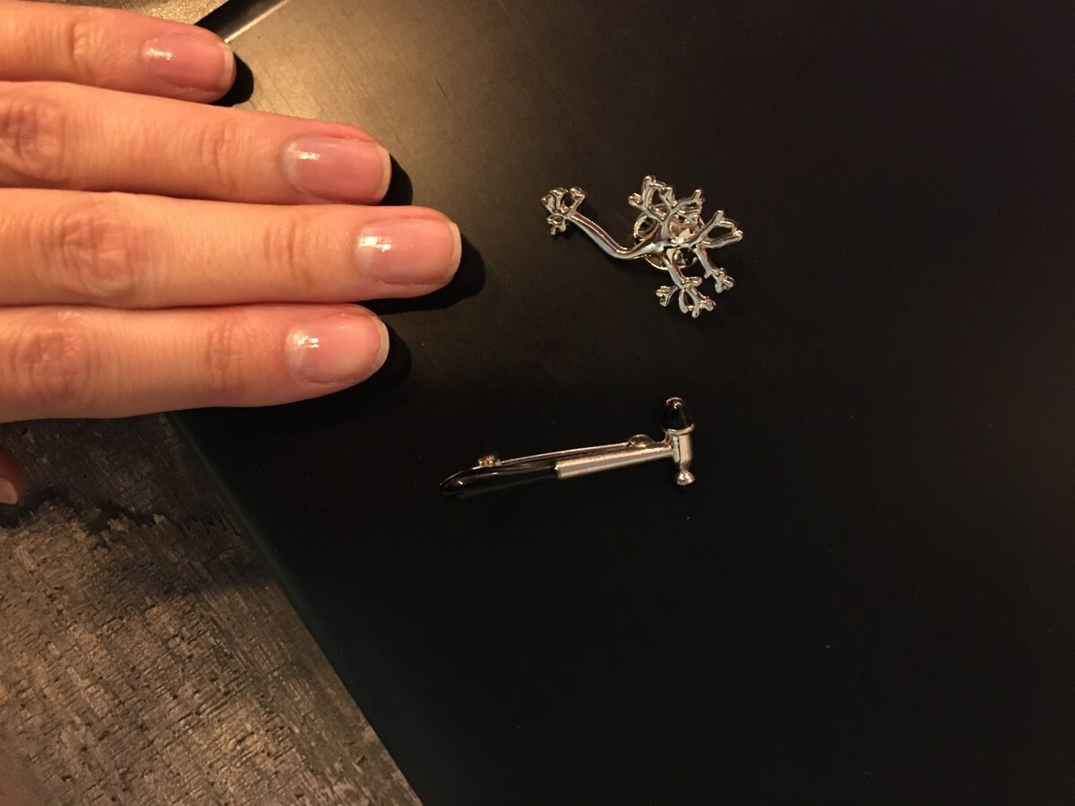 Мои новые брошки — неврологический молоточек и нейрон