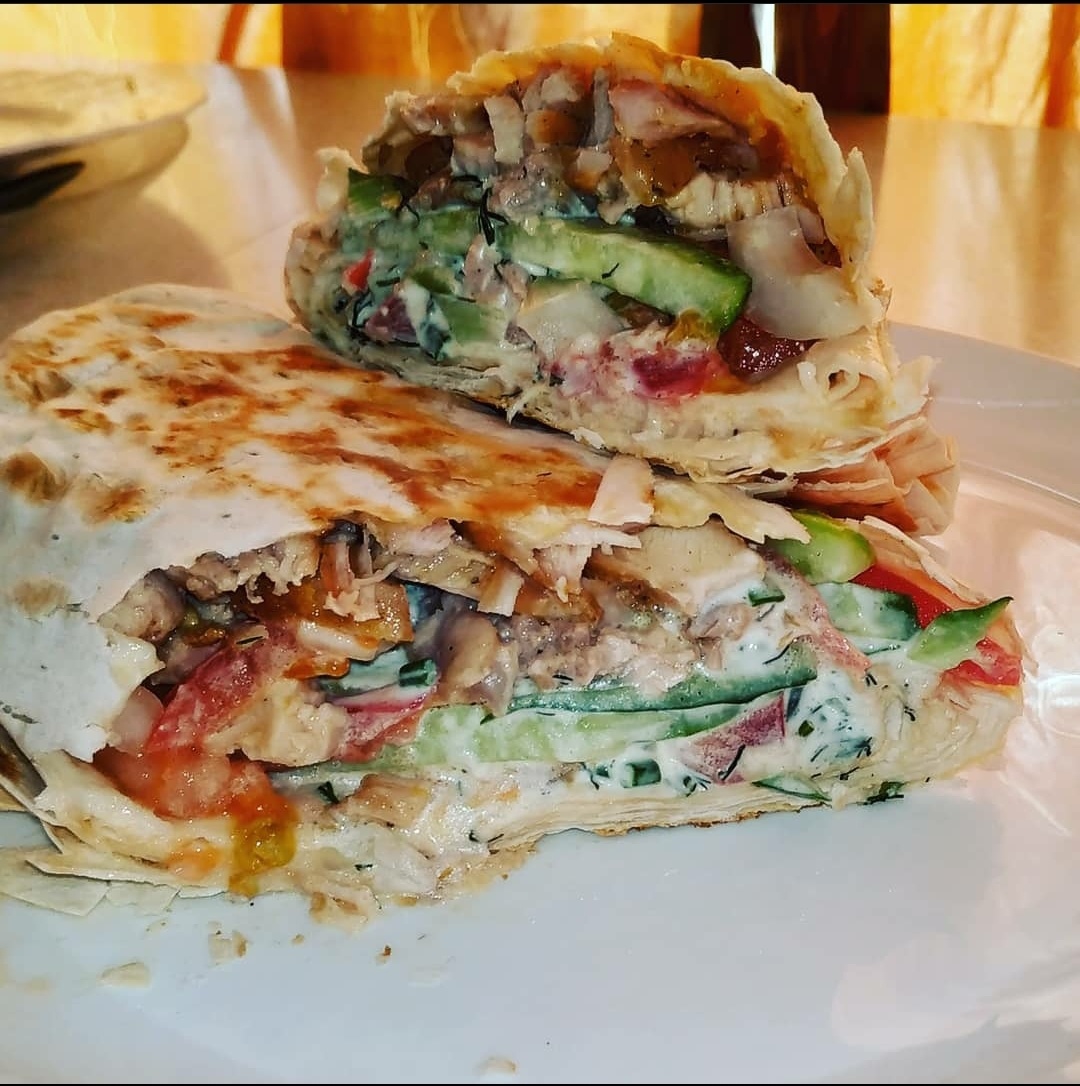 🥙🥙🥙🥙🥙🥙ШАВЕРМА ДОМАШНЯЯ
Лук, огурец, помидор, жареное бедро с специями все нарезаем соломкой. 
СОУС 1:1 сметана и майонез и мелко нарезаная зелень. 
На лаваш выкладываем начинку сверху соус , закручиваем лаваш и на сухой разогретой сковороде поджариваем с двух сторон до золотистой корочки. ПРИЯТНОГО АППЕТИТА!!!!!
#рецепт#домашняяшаверма
#домашний#готовимсВикой