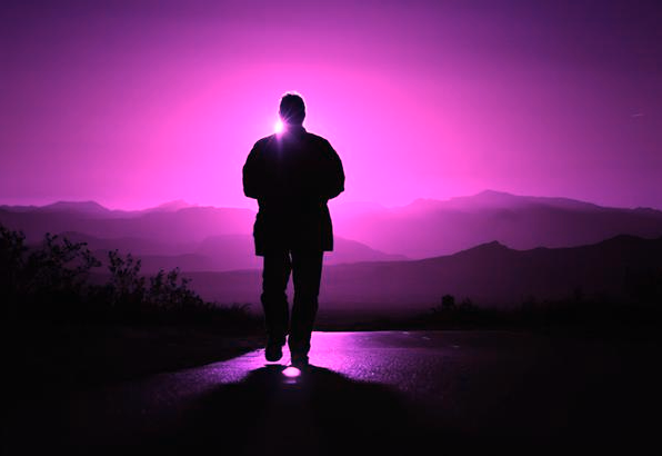 Сам себе опорой будь. Фиолетовый человек. Силуэт человека фиолетовый. Человек в фиолетовой сфере. Человек в фиолетовом поклоняется.