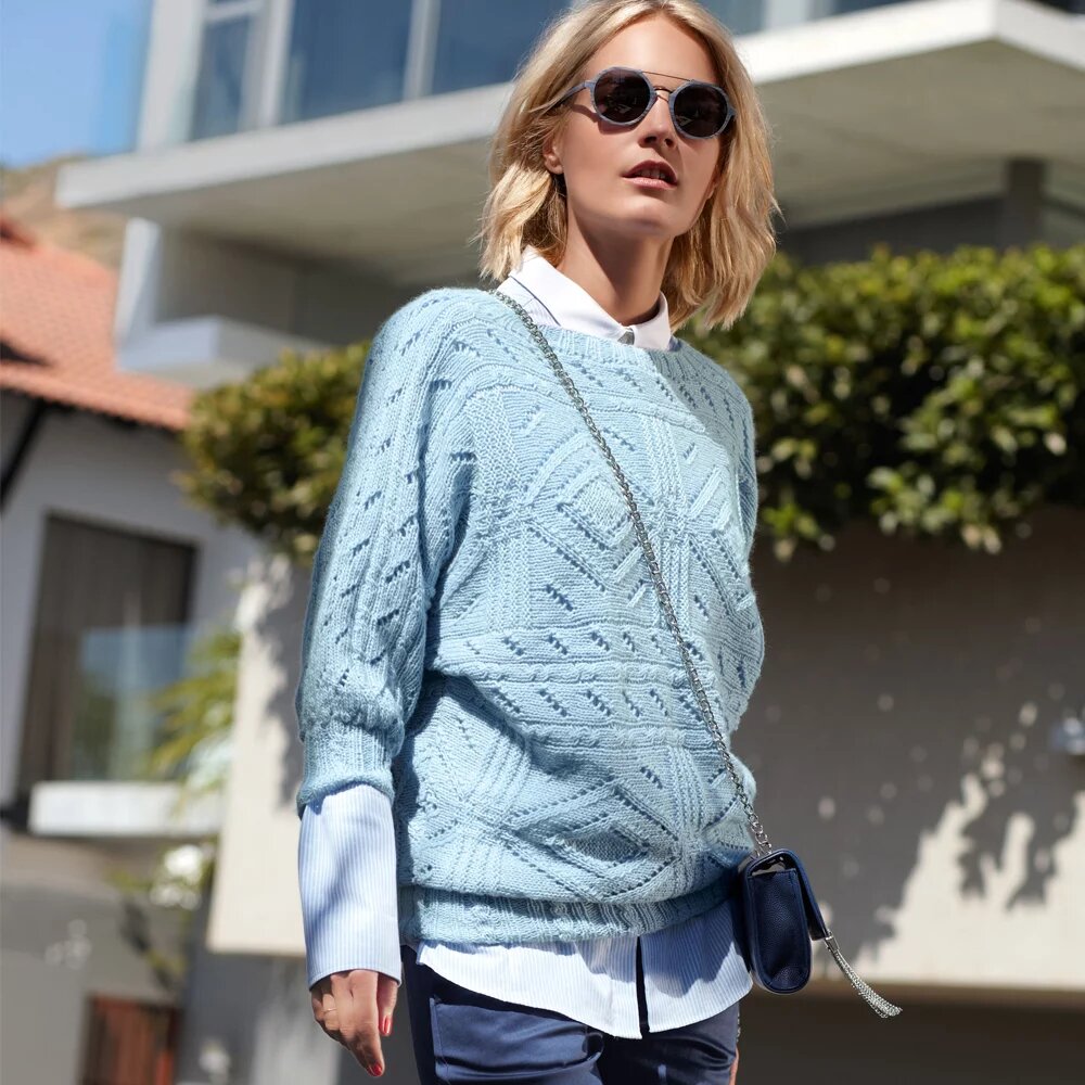 Поперечный джемпер ажурным узором
