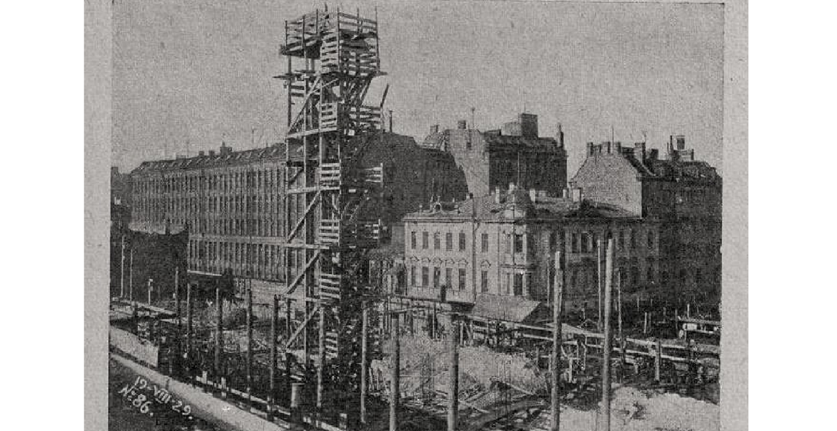 Водонапорную башню завода «Красный гвоздильщик» построили в 1930 году. До революции никакого «гвоздильщика» не было, а был бронзовый завод Шопена.