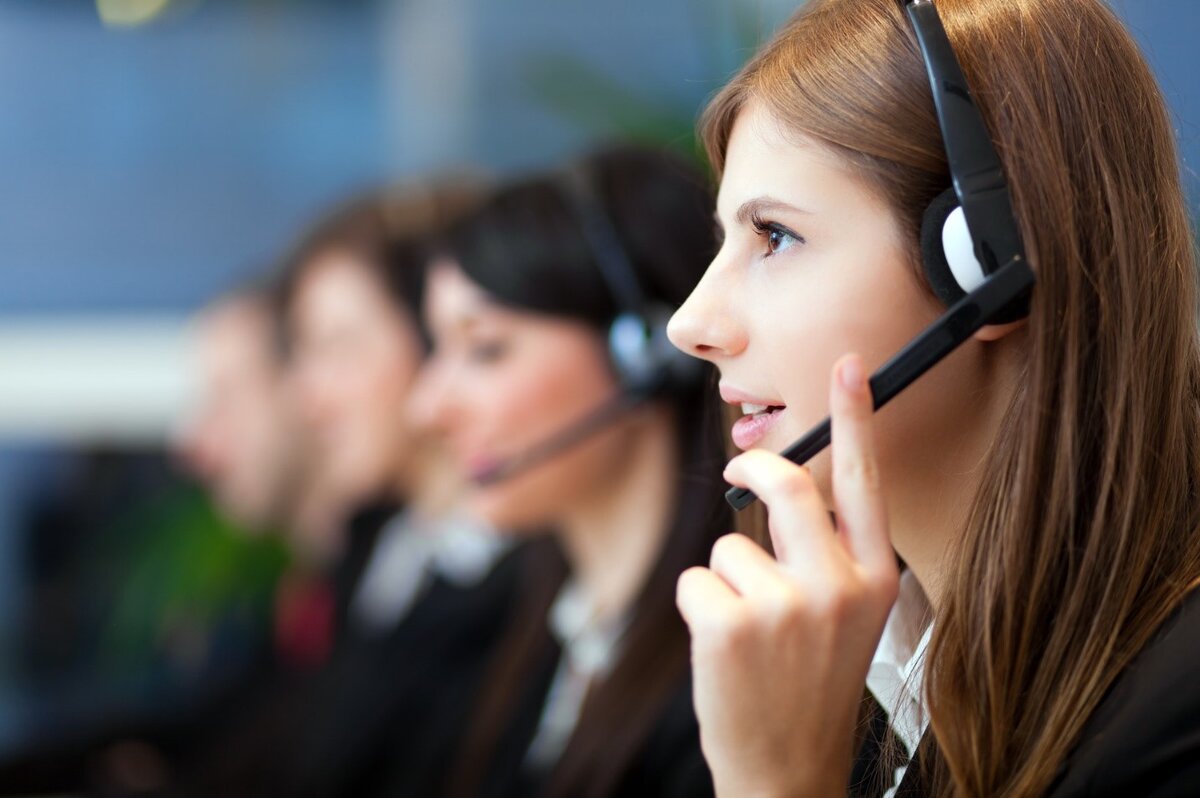 Служба поддержки клиентов оператор. Колл центр. оператор call центра. девушка колл центр. контакт центр.