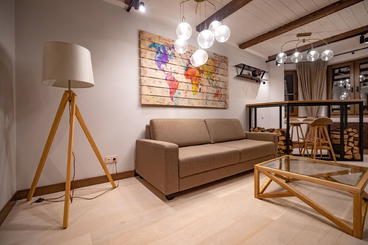 В дополнение над диваном повесили композицию из досок, на которых напечатана карта мира.