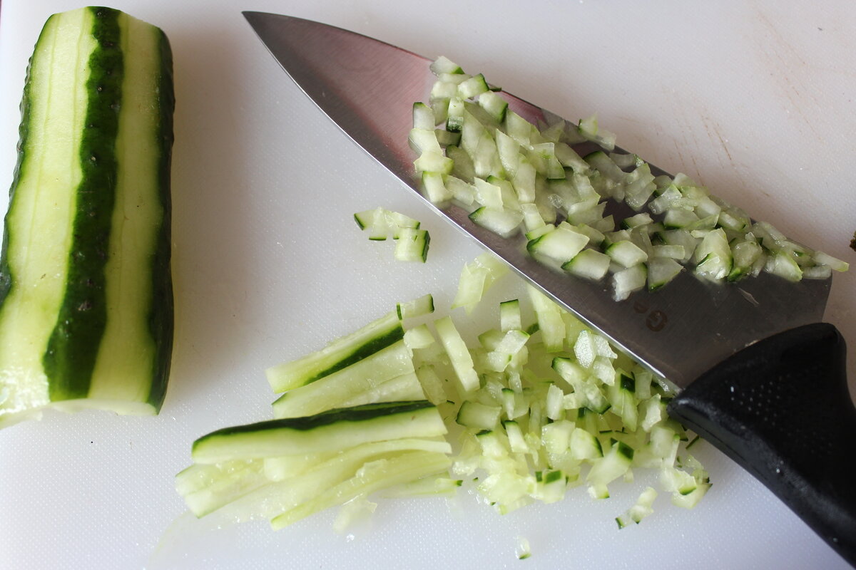 В идеале кусочки огурца должны быть размером с рис. Сложно, но можно)