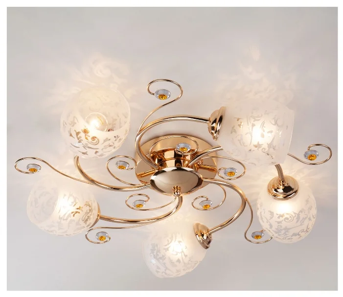 Часто простая работа по подвеске и подключению люстры в доме, порождает вопросы, которые не должны были бы возникнуть. Рассмотрим пару креплений люстры к потолку и несколько схем ее подключения.