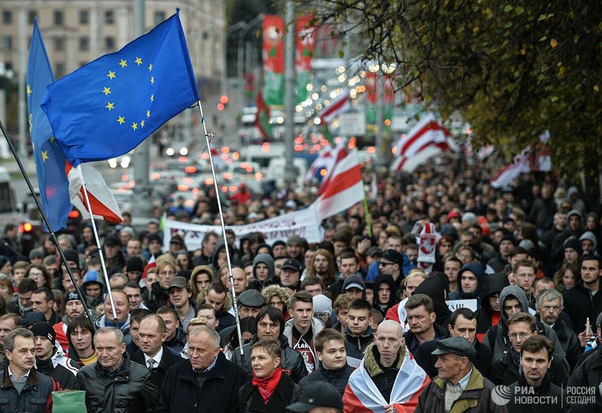 Беларусь оппозиция. Митинг флаг Евросоюза. Митинг с флагами ЕС. Флаг оппозиции. Митинг флага