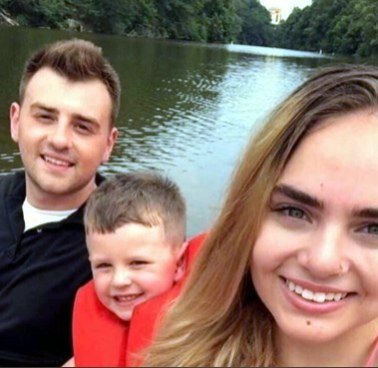 Преступник сам пришел в полицию спустя 18 часов после нападения. Суд арестовал Брайанта без возможности внести залог. 

Стоит отметить, о трагедии не написало ни одно крупное СМИ США.