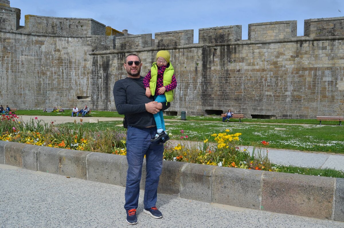 автор с младшей дочкой в старом городе, на берегу Океана