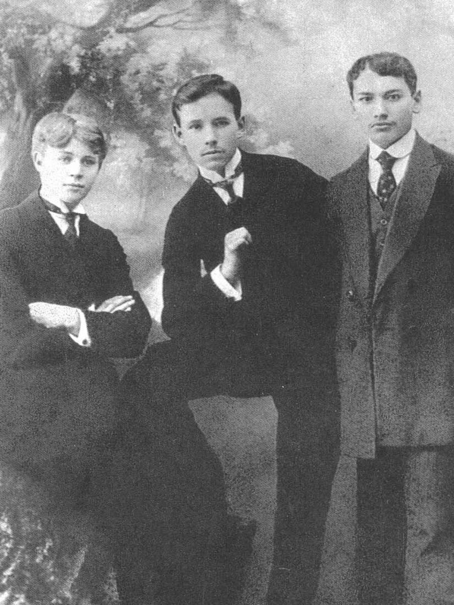 Сергей Есенин (слева) с друзьями. 1913.