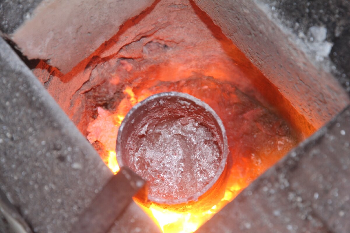 Плавление стекла. Расплавле н нн ый. Расплавленный металл. Литье металлов. Расплавленное железо.