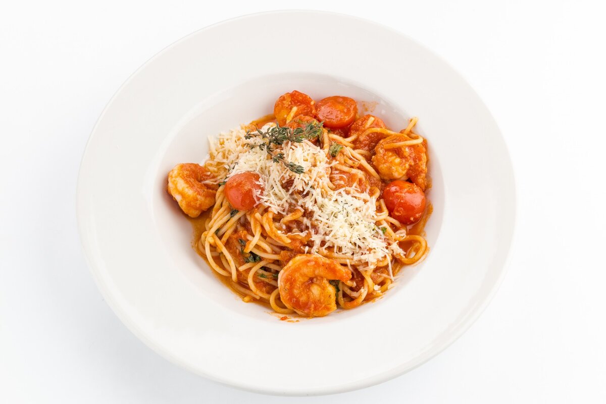 Паста с креветками в сливочно-томатном соусе.