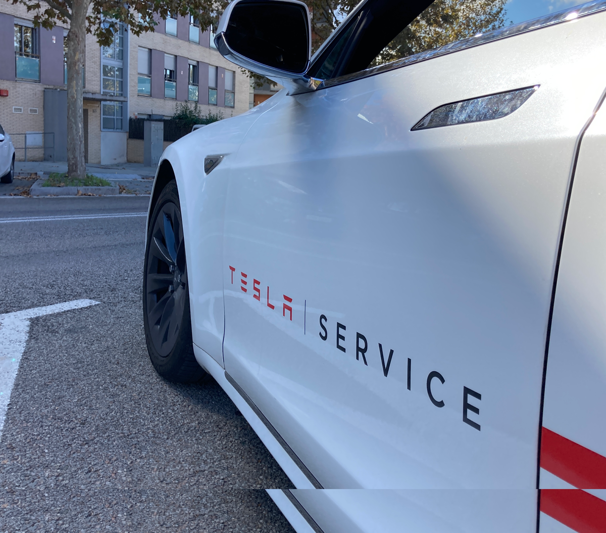 Tesla Model S сотрудника сервиса Tesla