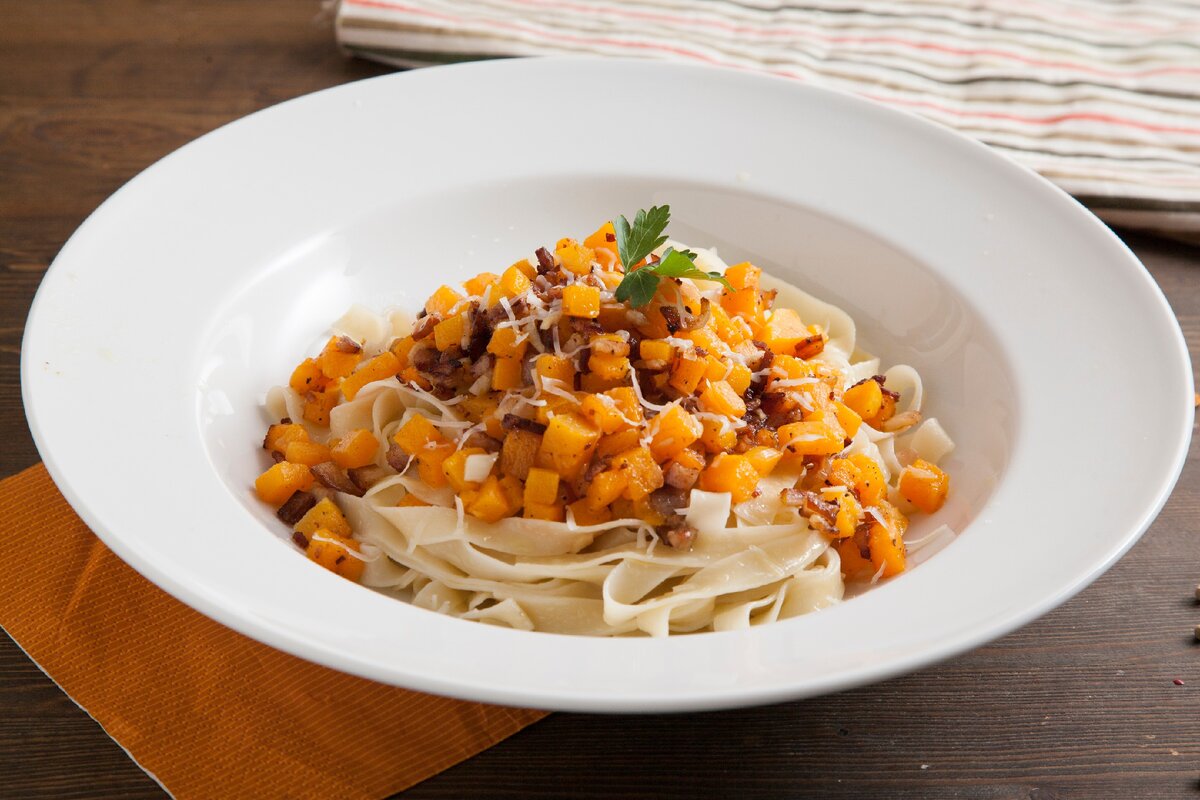 Паста с тыквой и беконом. Сыр с тыквенными семечками. Сырное с тыквенными семечками. Мягкий сыр с семечками в тыкве. Сыр качотта с тыквенными семечками.