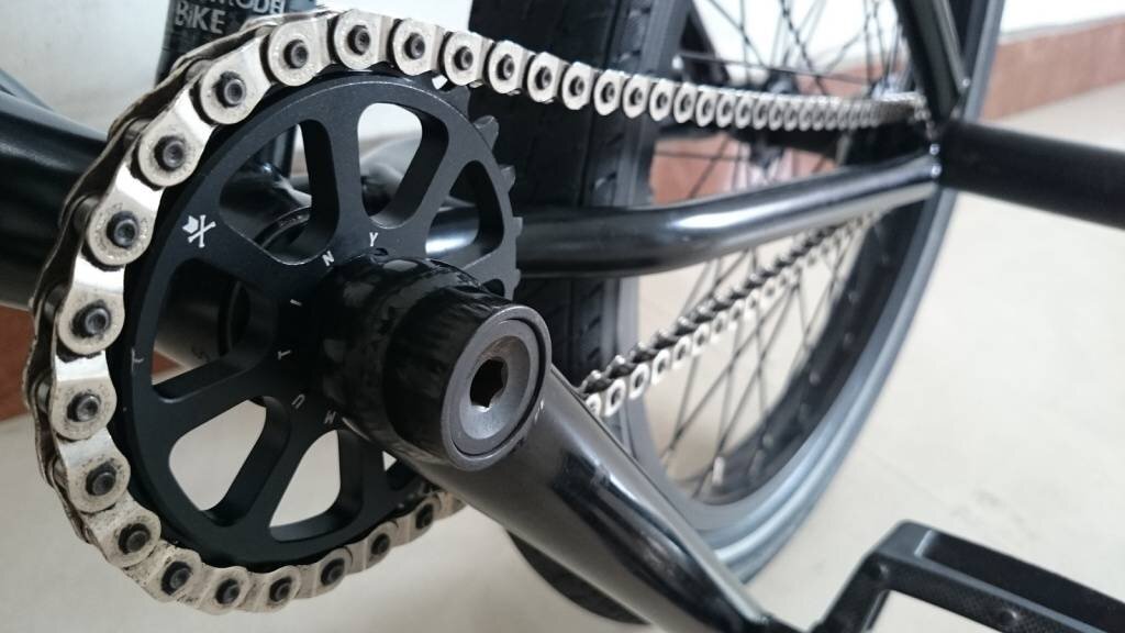 Выбор BMX-байка – велосипеда для трюковой езды – требует вдумчивого подхода и понимания определенных моментов. Несмотря на неуклонно растущую популярность экстремального катания, BMX все же остаются узкоспециализированными моделями, которым присущи свои технические особенности.От того насколько грамотно подобран байк, зависят не только комфорт и безопасность езды, но и широта возможностей, открывающихся перед райдером. Правильно выбрать BMX для начинающих – особенно важно. От этого зависит его успешное освоение и профессиональный рост велосипедиста. В противном случае у начинающего экстремала может на старте пропасть интерес к велосипедному мотокроссу.Прежде, чем прийти в магазин
Райдер, решивший осваивать BMX, сначала должен определиться с двумя важными моментами: какой стиль катания для него будет в приоритете и сколько денег он готов потратить на свой первый велосипед. Эти два фактора – отправная точка для правильного выбора байка.Дисциплин BMX и их ответвлений довольно много. Новичкам рекомендуют ограничиться тремя базовыми стилями: стрит, парк или дерт. Навыки, полученные в ходе освоения этих дисциплин, станут основой для дальнейшего профессионального развития. Поэтому первый байк должен быть максимально универсальным, но с ориентацией на один из указанных стилей.Стоимость велосипеда – второй важный вопрос при выборе BMX. Обычно первый байк выбирают из бюджетной и среднебюджетной ценовой ниши. Приобретение дорогостоящего профессионального велосипеда – стратегия нерациональная, т.к. велика вероятность того, что очень скоро у райдера возникнет необходимость в смене модели, более полно адаптированной под понравившийся стиль катания.Часто в качестве первого BMX начинающие экстремалы выбирают дешевые велосипеды, заменяя в дальнейшем определенные компоненты. Такая стратегия вполне оправданна, но практика показывает, что более логично изначально отдать предпочтение среднебюджетным моделям в диапазоне от 15 до 25 тыс. рублей.Особенности выбора рамы: стальные, хромомолибденовые и комбинированные варианты
Как и в любом другом велосипеде, рама – основной элемент, определяющий его ездовые характеристики. Современные производители BMX предлагают несколько вариантов.Дешевые велосипеды комплектуют рамой, изготовленной из Hi-Ten стали. Она довольно тяжелая, из-за чего осваивать большинство трюков с таким байком сложно. При этом сам металл не очень стойкий к ударным нагрузкам, поэтому при агрессивной эксплуатации возможны дефекты и поломки велосипеда. Но если речь идет исключительно о таких дисциплинах как стрит-райдинг или рейсинг, выбор BMX из Hi-Ten стали – весьма уместный вариант.Для агрессивного катания и выполнения трюков лучше сразу выбирать байк с рамой из хромомолибденовой стали. Это легкий и сверхпрочный материал, активно использующийся в авиационной промышленности. О том, что рама BMX выполнена из такой стали, обычно свидетельствует маркировка Chromoly 4130.В качестве бюджетной альтернативы можно рассматривать вариант, в котором из хромомолибденовой стали изготовлены только 2 основные трубы, а рулевой стакан, подседельная трубка и перья сделаны из других материалов. Такие модели идут с маркировкой Chromoly 4130 Main Tubes.К преимуществам качественной хромомолибденовой рамы относят:
высокую прочность и жесткость;
гашение вибраций и компрессирование ударов;
отличный накат;
долговечность и возможность сварки.Выбирая раму бюджетной и среднебюджетной категории, стоит внимательно изучить характер сварки. Признаки качественного шва – ровные и аккуратные чешуйки одинакового размера без полостей и отверстий. Также в более надежных байках перья приваривают не к подседельной трубе, а к верхней перекладине. Если есть возможность, желательно отдавать предпочтение именно таким моделям.Как правильно выбрать BMX: втулки, обода, каретка и система шатунов
Современные велосипеды предлагаются с двумя типами втулок. Они могут быть на основе насыпных и промышленных (закрытых) подшипников. В случае с BMX лучше выбирать втулки на промподшипниках. Они не нуждаются в регулярной смазке, стойки к ударным нагрузкам и обеспечивают лучший накат, в отличие от своих насыпных аналогов. В качестве элемента передаточной системы задней втулки могут использоваться драйвер или трещотка. Новичкам рекомендуют отдать предпочтение драйверам, как более надежным вариантам.На современном рынке представлены BMX-байки с каретками 4-х типов: стандарт Spanish, MID, USA и Euro. Наиболее оптимальным с точки зрения веса, размера и надежности считается MID-стандарт, его и рекомендуют выбирать начинающим райдерам. В случае с каретками работает тот же принцип, что и с втулками: желательно останавливаться на вариантах с промышленными подшипниками.Самым нагружаемым техническим компонентом байка являются шатуны – элементы, передающие усилие от педалей на переднюю звезду. Различают несколько разновидностей шатунов: одно-, двух- и трехэлементные системы. Одноэлементные варианты морально устаревшие и ненадежные. Они утяжеляют вес велосипеда, пружинят при приземлении, часто ломаются и деформируются. Более технологичными и надежными аналогами являются двух- и трехэлементные системы.Обода – еще один важный элемент, на который стоит обратить внимание при покупке велосипеда. Если райдер ограничен в бюджете, от одинарных вариантов лучше отказаться сразу. Двойной обод прослужит намного дольше, обеспечит хороший накат и не доставит хлопот при катании.По мере роста уровня мастерства райдер столкнется с необходимостью замены отдельных технических компонентов для усовершенствования своего BMX. По мере совершенствования навыков катания большое значение начнет играть вес велосипеда. Если бюджетные и среднебюджетные модели весят от 12 до 15 кг, то профессиональные варианты – 8-9 кг. Необходимость смены байка очень скоро станет актуальной проблемой. При этом райдер уже будет хорошо знать, как выбрать BMX с ориентацией под индивидуальные потребности.Также рекомендуем к просмотру: